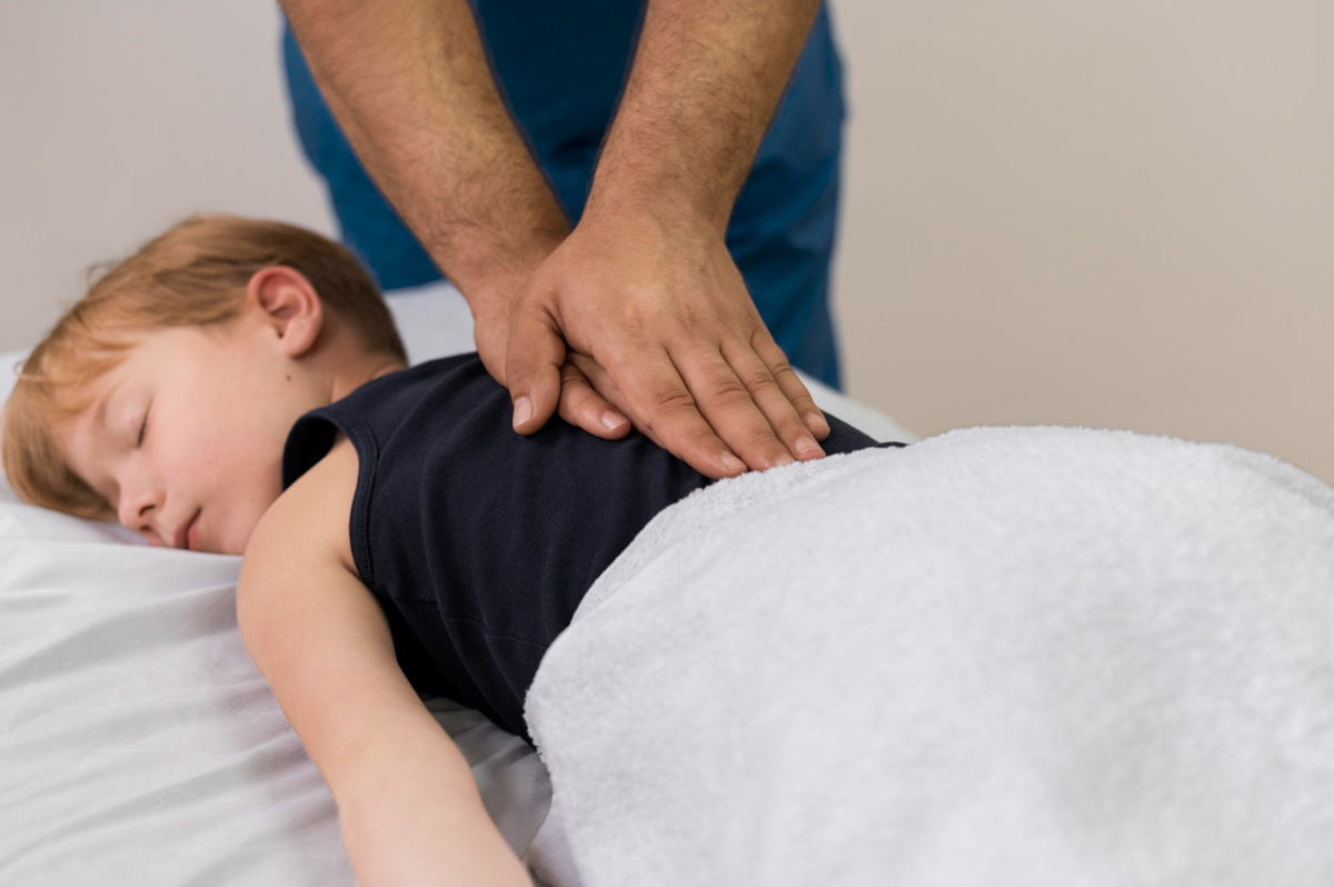 Vojta-Behandlung eines Kindes in der Physiotherapie Koritter Berlin Wedding