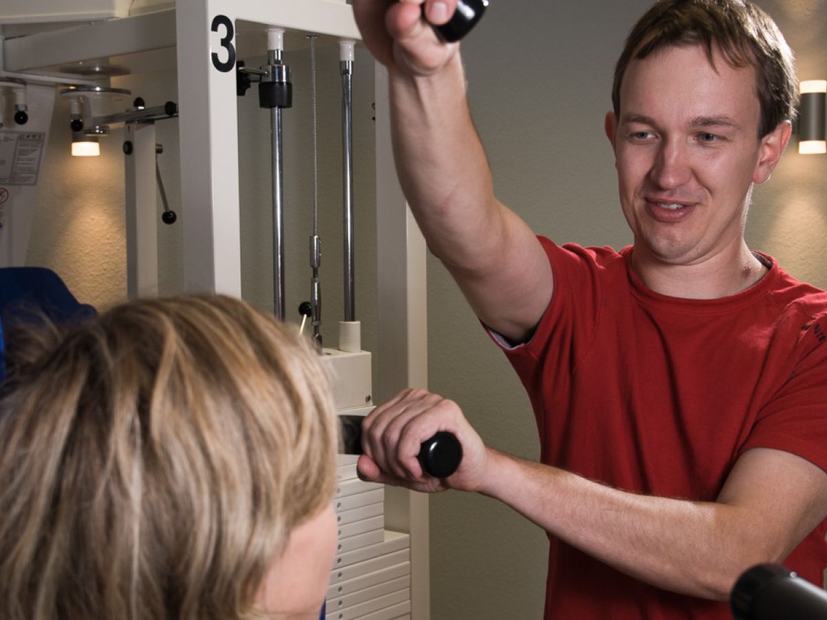 Individuelle Anleitung am Trainingsgerät in der Praxis Koritter Berlin Wedding