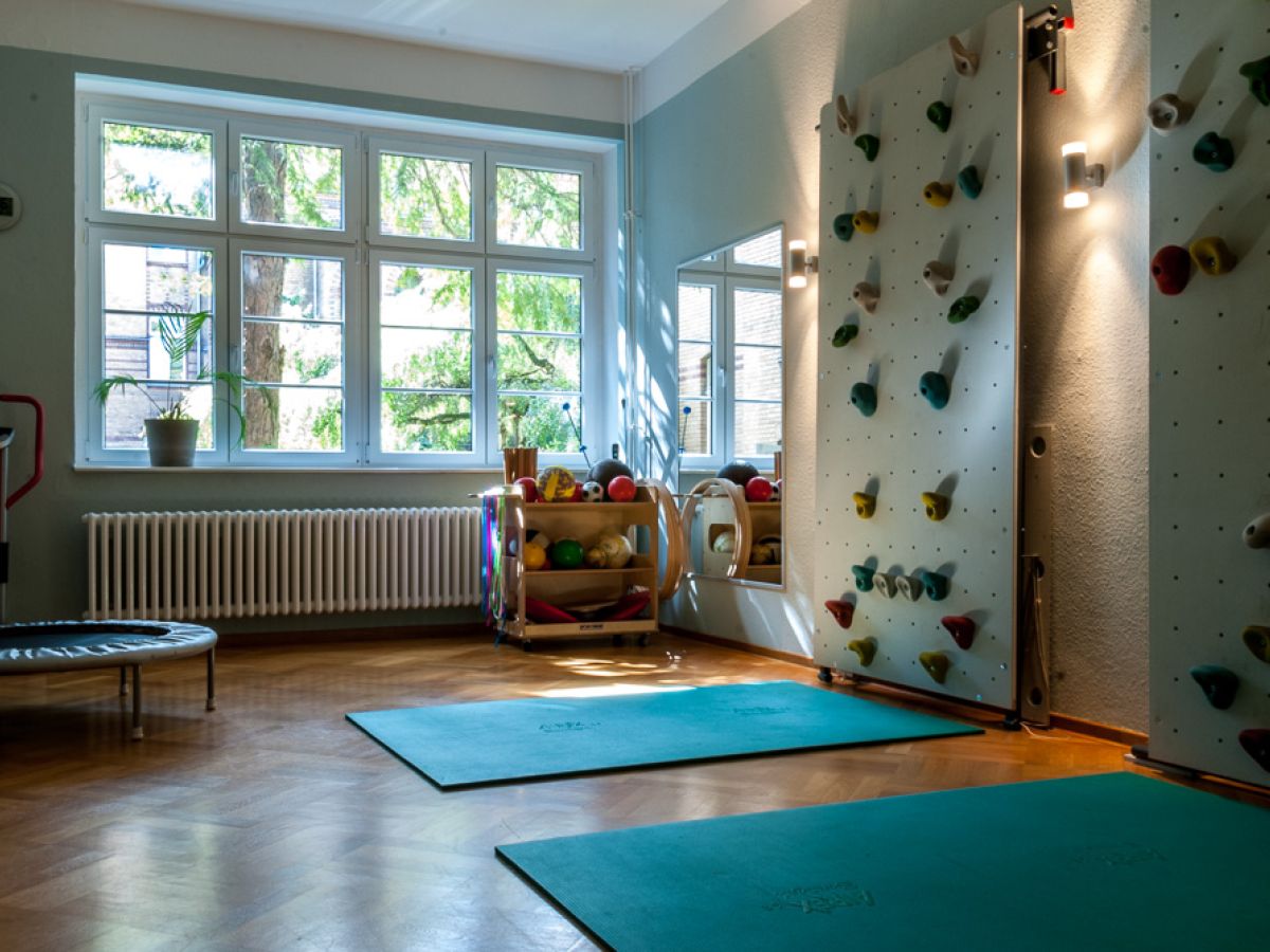 Kind bei der Klettertherapie in der Praxis Koritter Berlin Wedding