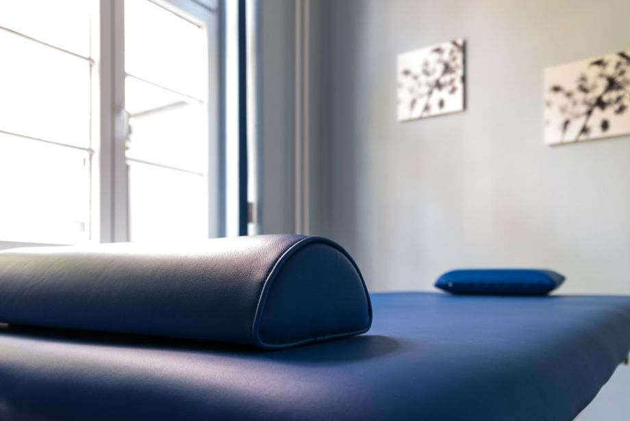 Lichtdurchfluteter Praxisraum der Physiotherapie Koritter im Paul-Gerhardt-Stift Berlin Wedding