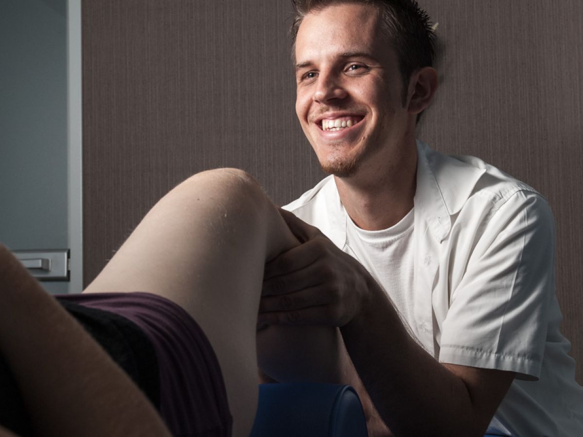 Sanfte Grifftechnik bei der manuellen Lymphdrainage in der Praxis Koritter Berlin Wedding